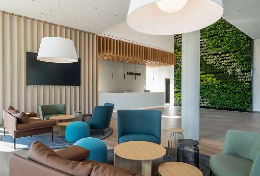 Photo 2: Veneer accentuations are also found in the foyer lounge. Photo: IFN/europlac
